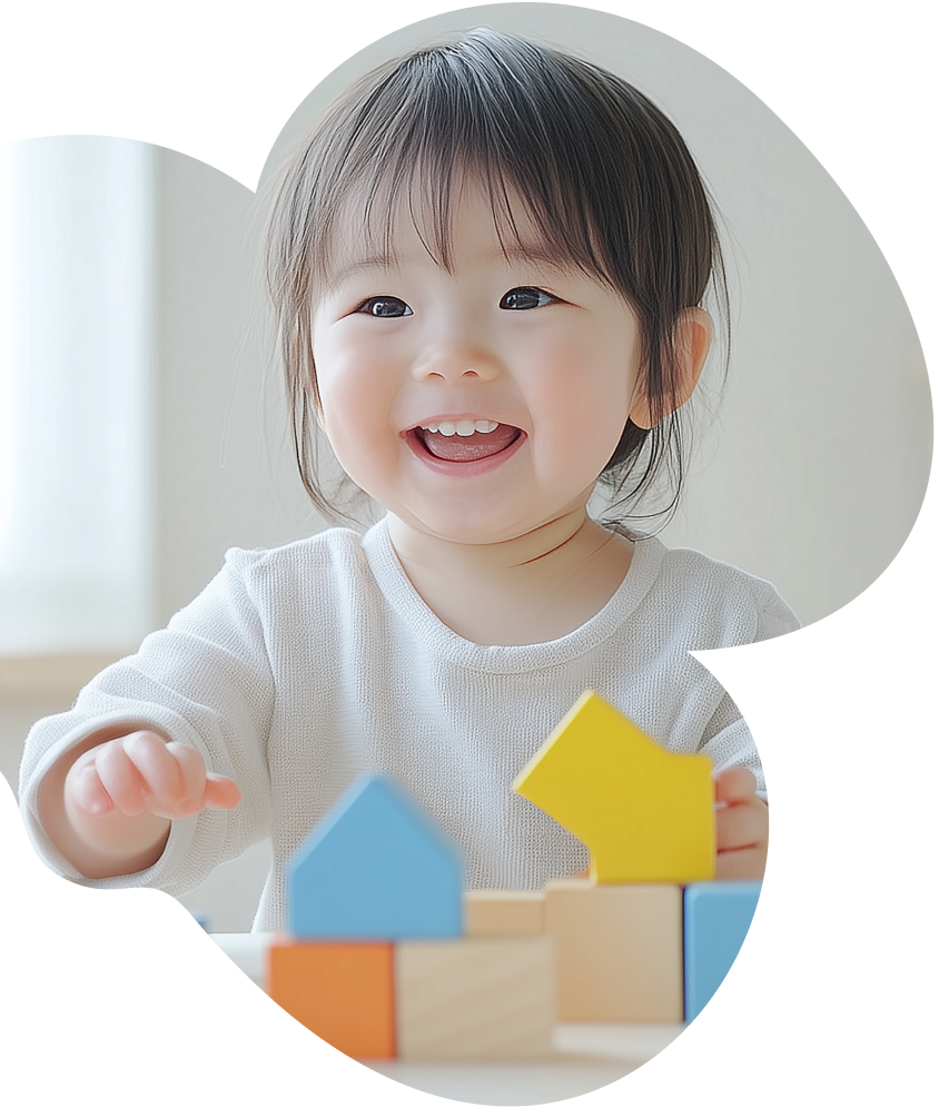 積み木で遊ぶ女の子