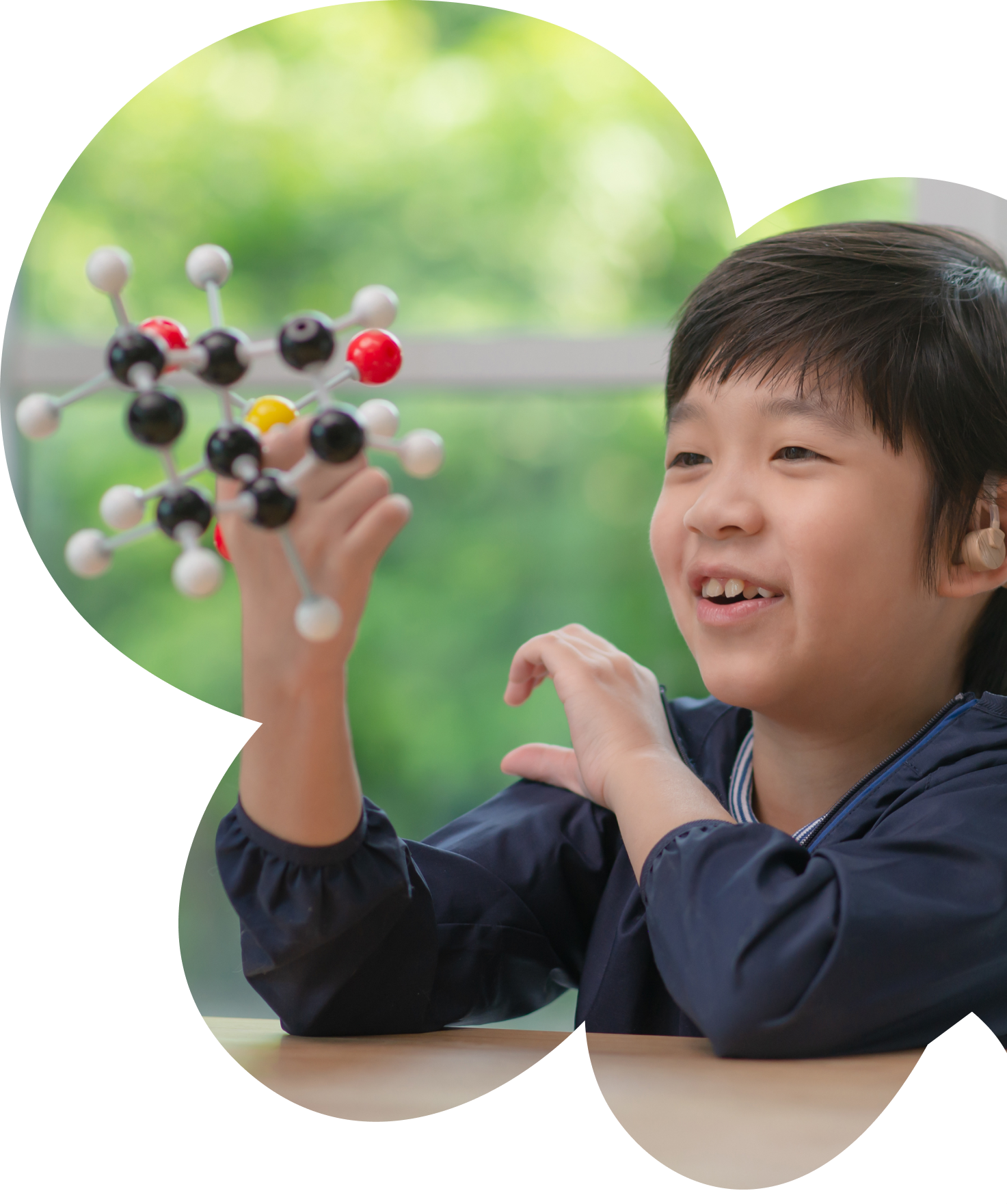 知育玩具で遊ぶ男の子